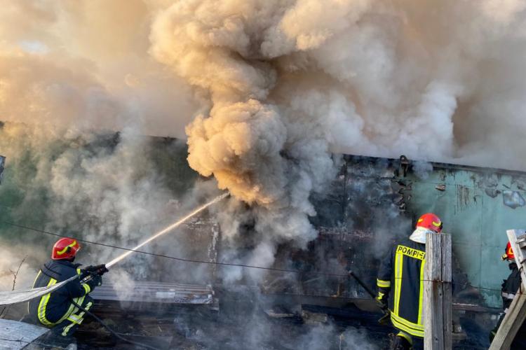 CLUJ:Incendiu la o gospodărie din Chinteni. Totul a pornit de la arderea de vegetație FOTO