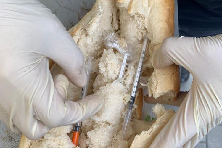 Heroină ascunsă în pâine la un centru de carantină - FOTO