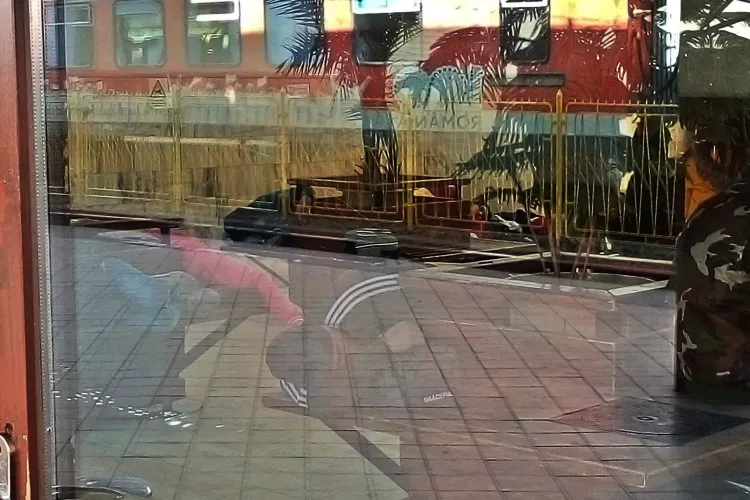 Români veniți din Anglia păziți în Gara Cluj. Vor fi urcați în tren