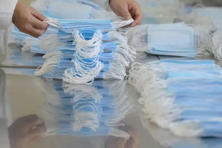 Într-un oraș din România măștile de protecție devin obligatorii. Păcat că nu se găsesc