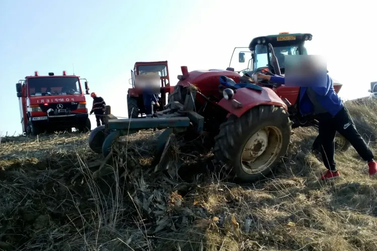 Tractor răsturnat peste un bărbat la Săliștea Nouă - FOTO