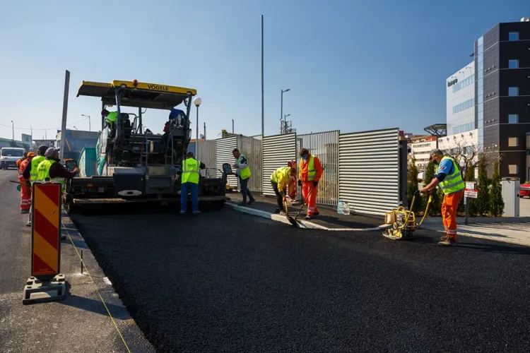 A început turnarea ultimului strat de asfalt pe strada Bună Ziua FOTO