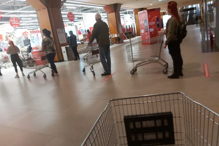 Haos la Auchan Iris. Clujeancă: Atenție se fură coșurile cu alimente