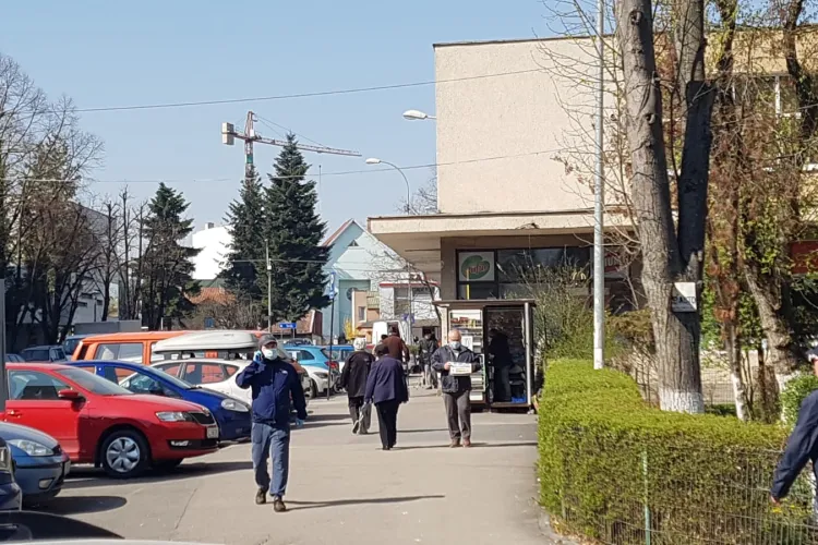 Pensionarii din Gheorgheni bat zilnic piețele, magazinele mici și farmaciile: Ce o vrea Dumnezeu! - VIDEO