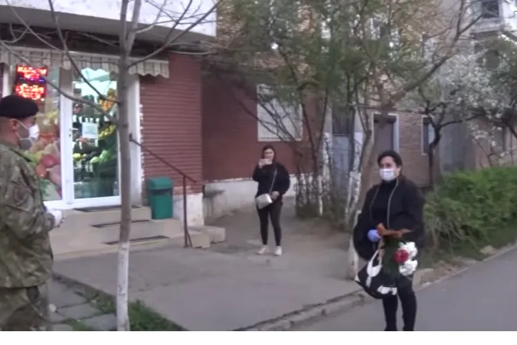 Asistenta din Galați, hărțuită de vecini, așteptată cu flori din partea Armatei. Și-au cerut scuze în numele tuturor VIDEO