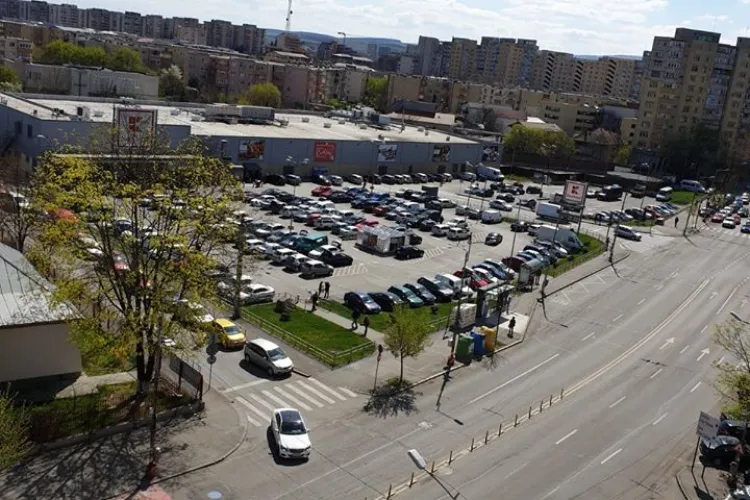 La Kaufland Mărăști, parcarea este plină ca într-o zi normală - FOTO
