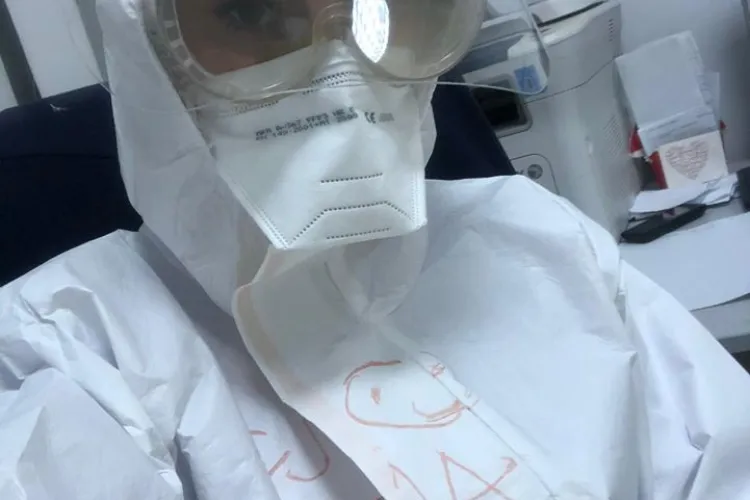 Mesajul unui sergent sanitar de la Spitalul Militar Cluj, care lucrează la Suceava. Și-au scris numele pe combinezoane pentru a se identifica - FOTO