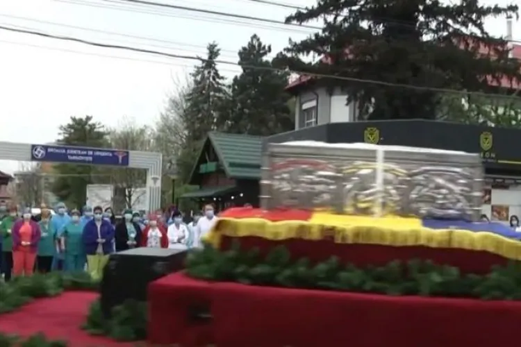 Managerul Spitalului Târgovişte, amendat. Zeci de cadre medicale s-au închinat la moaşte în poarta spitalului