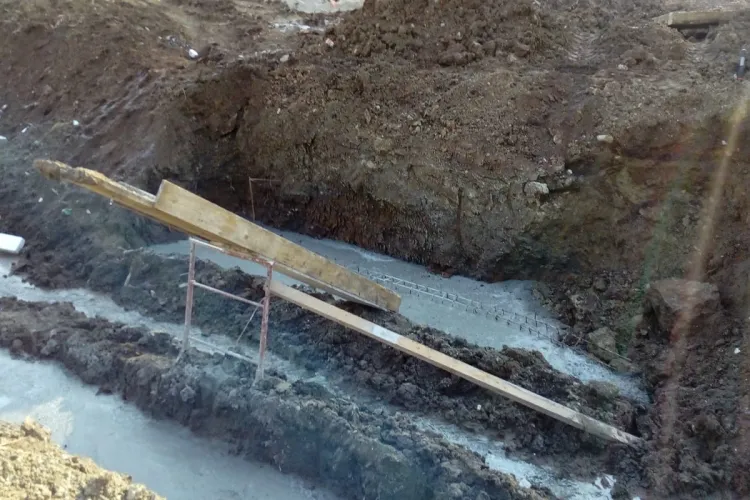 Amendă de 10.000 de lei pentru un clujean care și-a turnat plăci de beton pe albia râului FOTO