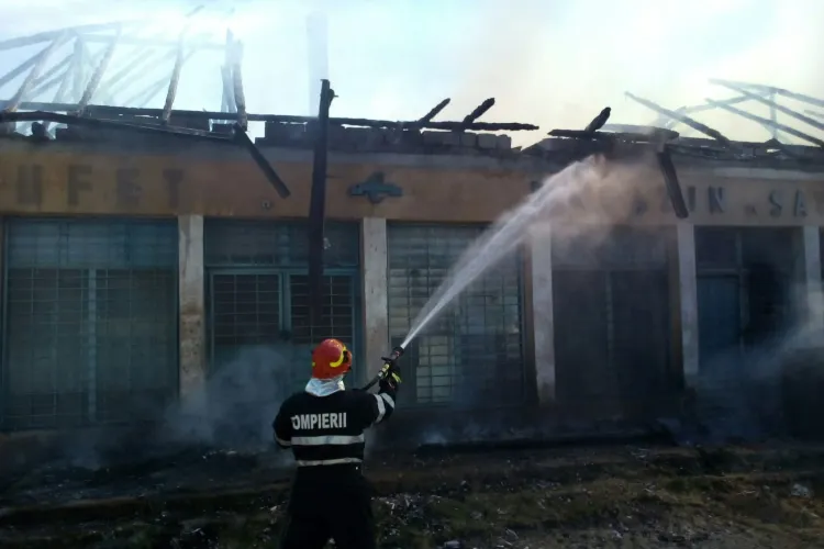 CLUJ: Incendiu la un fost magazin sătesc. Totul a pornit de la igienizarea unui teren FOTO