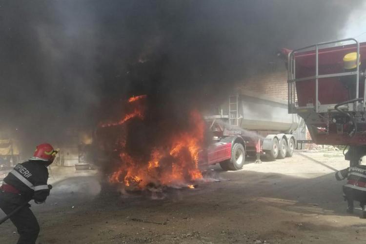 La un pas de dezastru în Dej! Un camion a luat foc lângă un rezervor de 10 tone de motorină FOTO