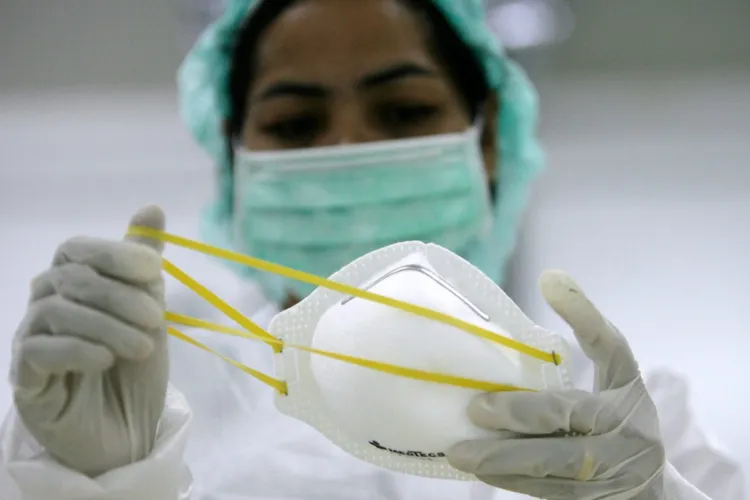 Cercetătorii de la MIT și Harvard lucrează la dezvoltarea unei măști de protecție care luminează când detectează coronavirus