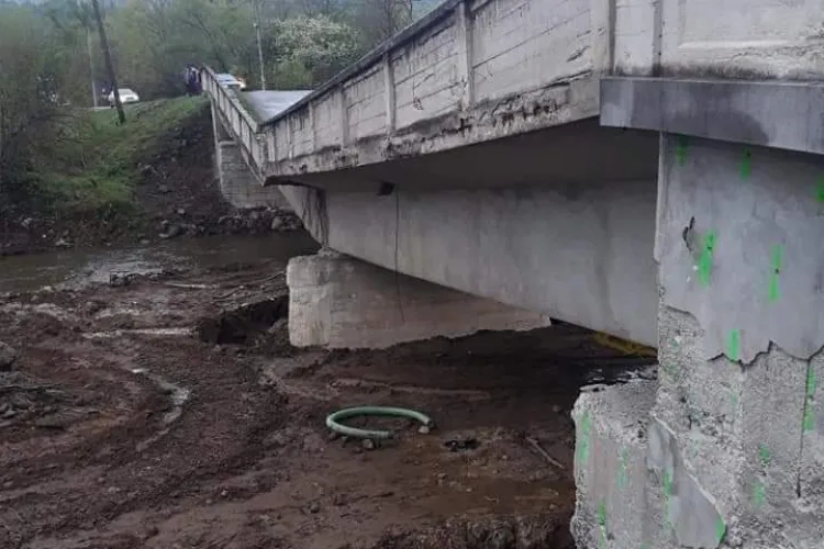 Podul prăbușit la Valea Drăganului reparat din bani publici! Nimeni nu își asumă vina: Vedem dacă ploile l-au afectat