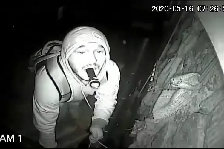 Cluj: Cel mai nepriceput spărgător, filmat când încerca să ”taie” camerele de filmat - VIDEO