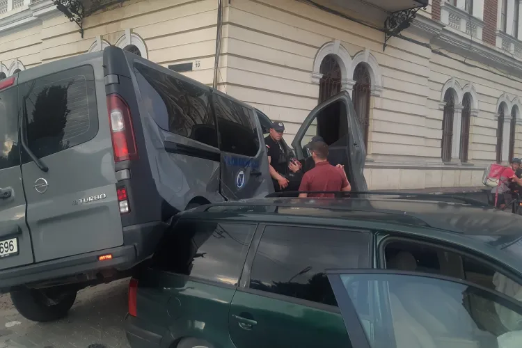 FILMARE live cu momentul în care duba Jandarmeriei a fost lovită în plin în centrul Clujului - VIDEO