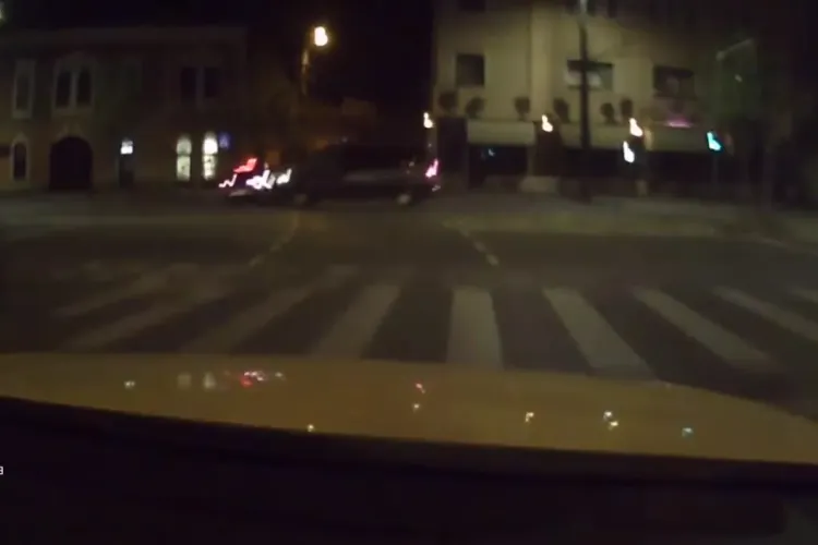 Accident pe strada Horea filmat dintr-o altă mașină! L-a lovit în plin - VIDEO