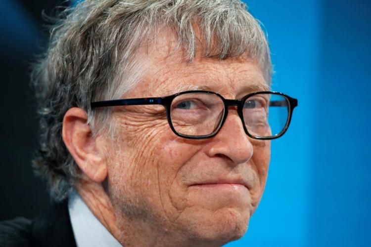 Reuters a verificat dacă Bill Gates vrea să microcipeze oamenii, așa cum spun teoriile