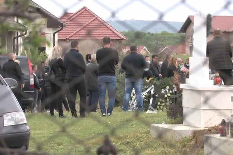 Zeci de procurori, judecători, grefieri și avocați, prezenți la o înmormântare, în ciuda ordonanței de urgență