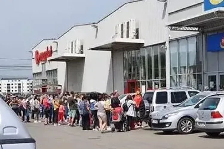 Amendă la Florești în cazul oamenilor care s-au îngrămădit să intre în magazin. Cine a fost sancționat