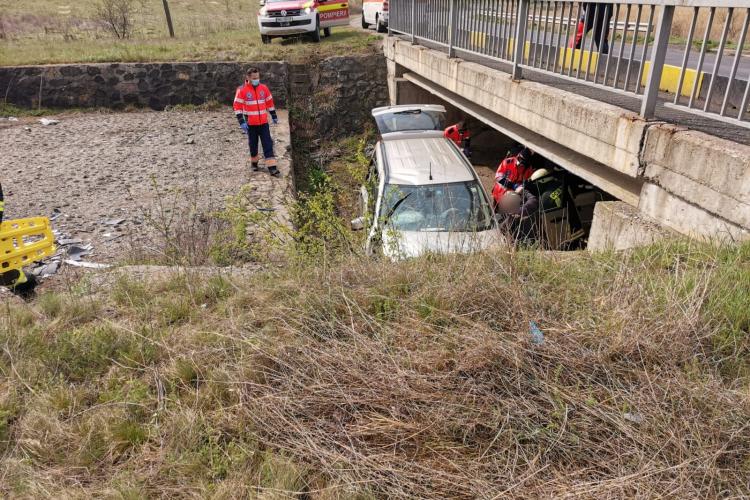 Accident cu două victime pe un drum din Cluj. Un șofer a căzut cu mașina de la câțiva metri înălțime FOTO