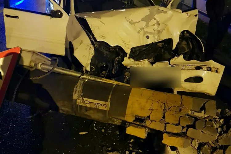 Accident la primele ore ale dimineții pe strada Oașului. Un șofer a doborât un stâlp FOTO