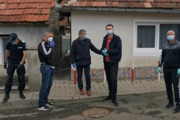 Romii din Dej puși în carantină forțată! S-au îmbolnăvit la o slujbă religioasă ilegală