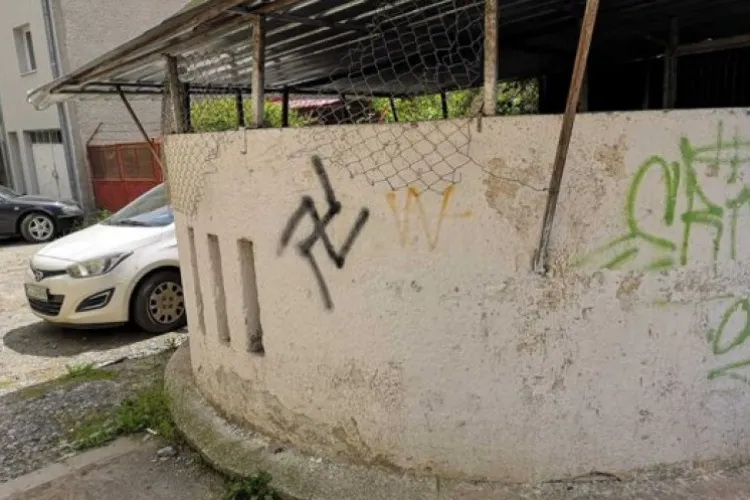 Svastici desenate pe blocuri în Cluj. S-a deschis dosar penal FOTO