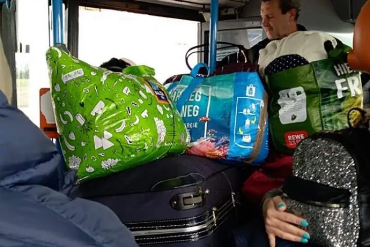 Clujeni transportați ca animalele din Germania până casă! Aici au intrat direct în carantină - FOTO