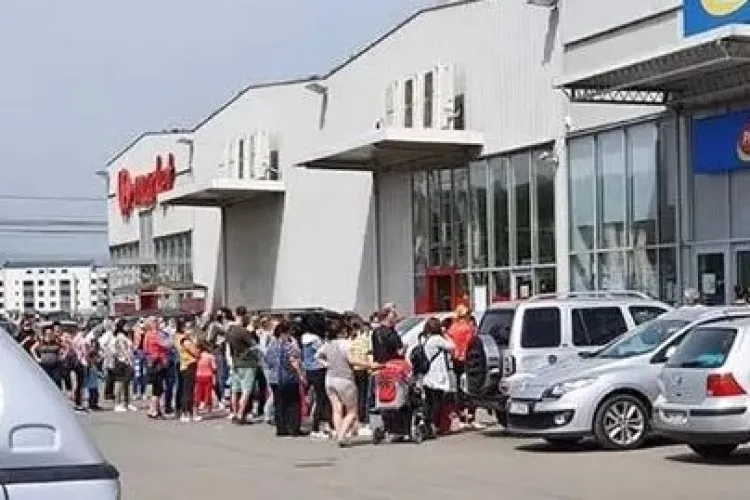 Efectul relaxării restricțiilor de circulație! Coadă uriașă la Pepco în Florești FOTO