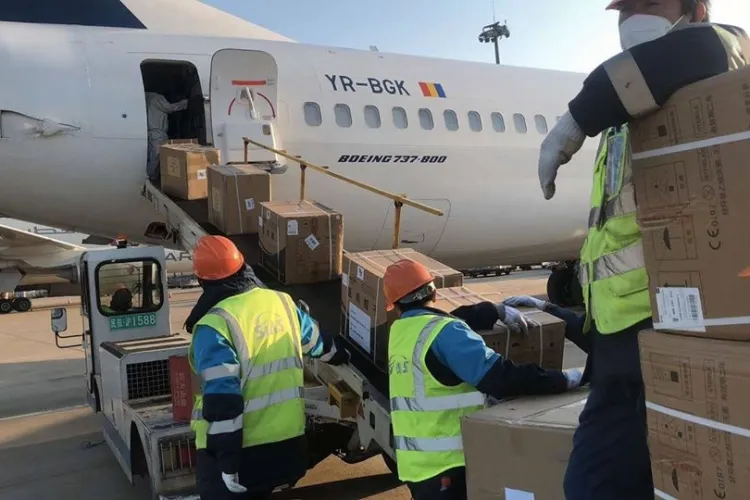 Un avion plin cu echipamente de protecție pentru cadrele medicale vine de la Shanghai la Cluj FOTO