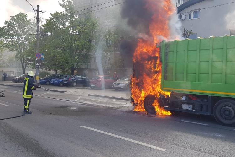 Mașină de gunoi cuprinsă de flăcări în plină stradă la Cluj FOTO