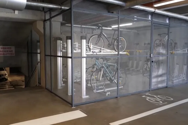 Parcare pentru biciclete într-un spațiu SECURIZAT, dată în folosință în parkingurile Primăverii și Băișoara - VIDEO