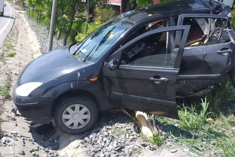 Accident în Tureni! Un microbuz a lovit din spate un autoturism - FOTO