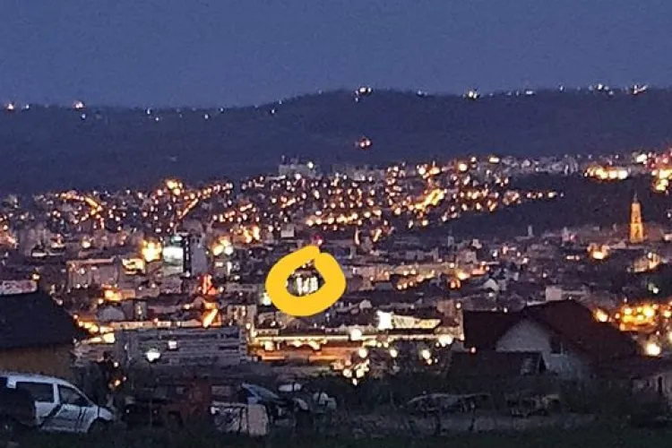 Poveste de Covid la Cluj! Îi trimite semnale luminoase tatălui, aflat în spital, prin proiector - FOTO