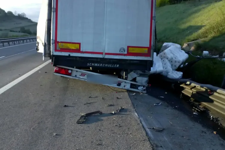 Accident pe Autostrada Transilvania! Un TIR cu role de hârtie de bucătărie a derapat - VIDEO