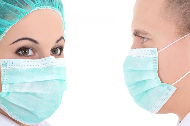 Cât rămân particulele de coronavirus în aer după ce o persoană infectată vorbește fără mască