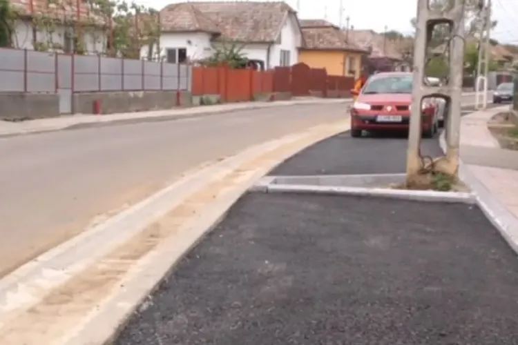 La Turda, Primăria a asfaltat spațiile verzi - FOTO