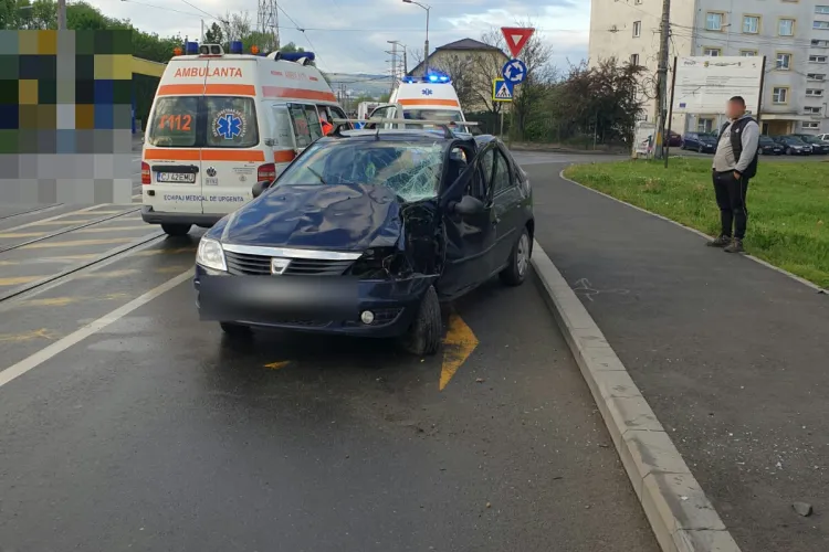 Accident pe strada Oașului. A derapat și a lovit un stâlp - FOTO