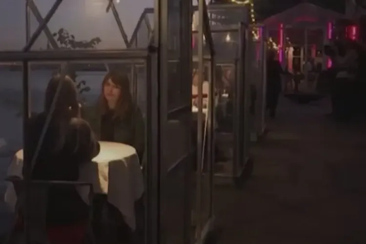 Metoda ingenioasă prin care un restaurant își protejează clienții și angajații de coronavirus VIDEO