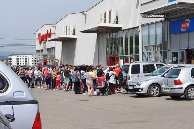 Clujenii au dat ATACUL la magazine în prima zi de libertate - FOTO