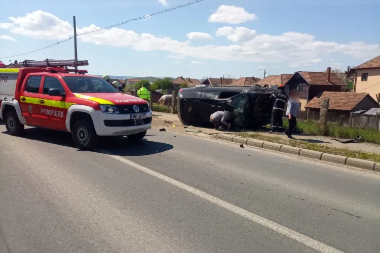 Accident cu două victime la Apahida. O mașină s-a răsturnat pe marginea șoselei FOTO/VIDEO