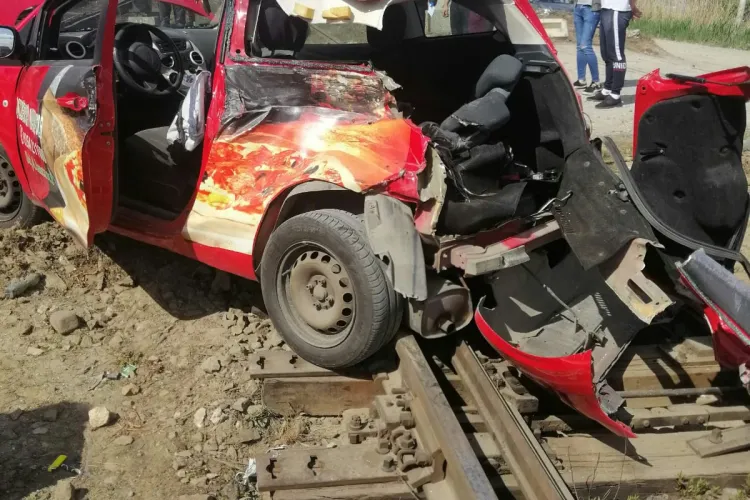 Al doilea accident feroviar în două zile la Cluj! Un șofer a scăpat nevătămat după ce mașina i-a fost lovită de tren FOTO