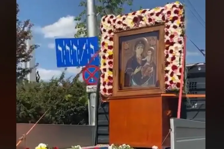 Icoana de la Nicula a ajuns la Cluj-Napoca și este purtată în procesiune prin oraș pentru a-i ”întări pe medici” - VIDEO
