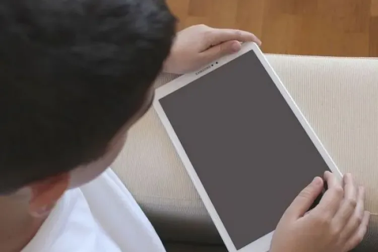 Guvernul cumpără tablete pentru 250.000 de elevi