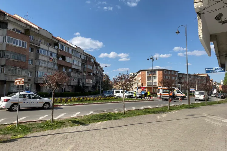 Accident în Turda! Un motociclist de 52 de ani a căzut în sensul giratoriu FOTO