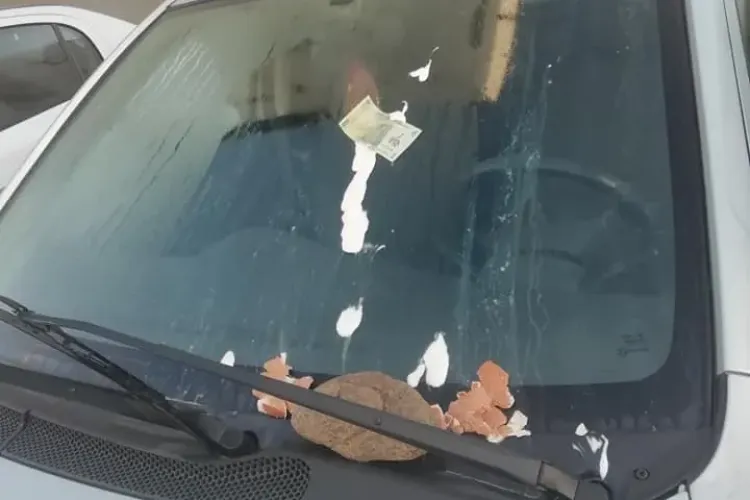 Mașină vandalizată în Florești! I-a lipit bani pe parbriz - FOTO