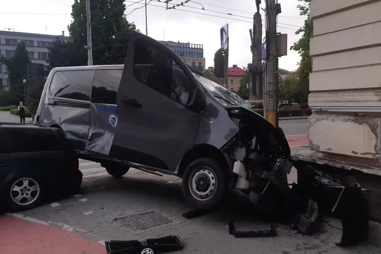 Mașina Jandarmeriei Cluj făcută praf în Piața Avram Iancu. A fost aruncată pe trotuar - FOTO