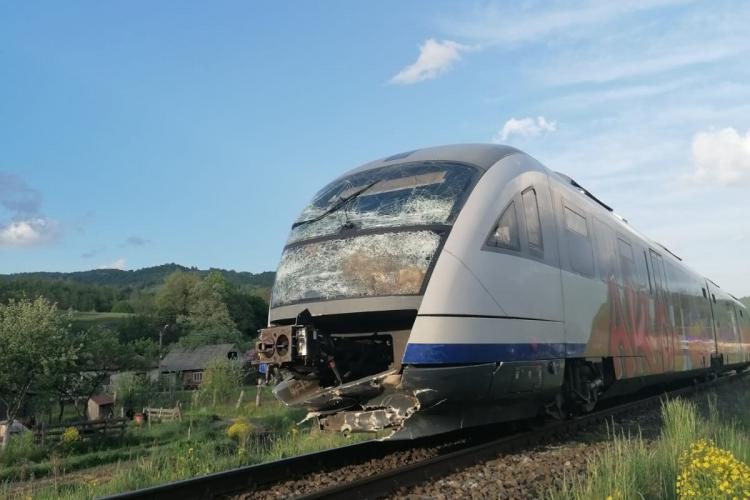 CLUJ: Dubă lovită în plin de tren. Șoferul a scăpat ca prin minune FOTO