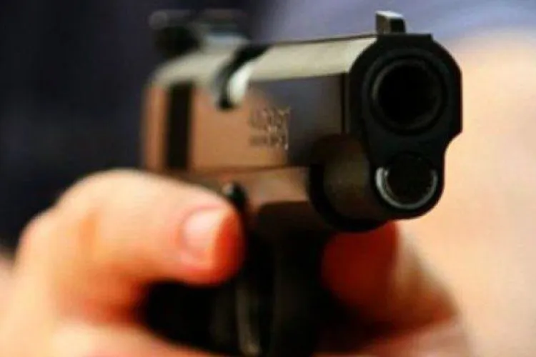 Un bărbat a murit după ce a fost împușcat de un polițist. Umbla pe hol și își amenința vecinii