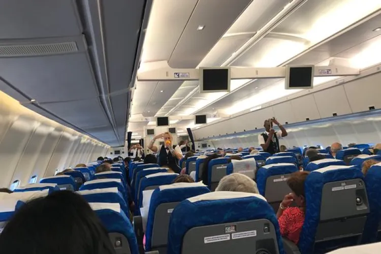 IATA e de acord cu purtarea măștilor la bordul avioanelor, dar nu cu distanțarea: Prețul biletelor va crește cu 50%